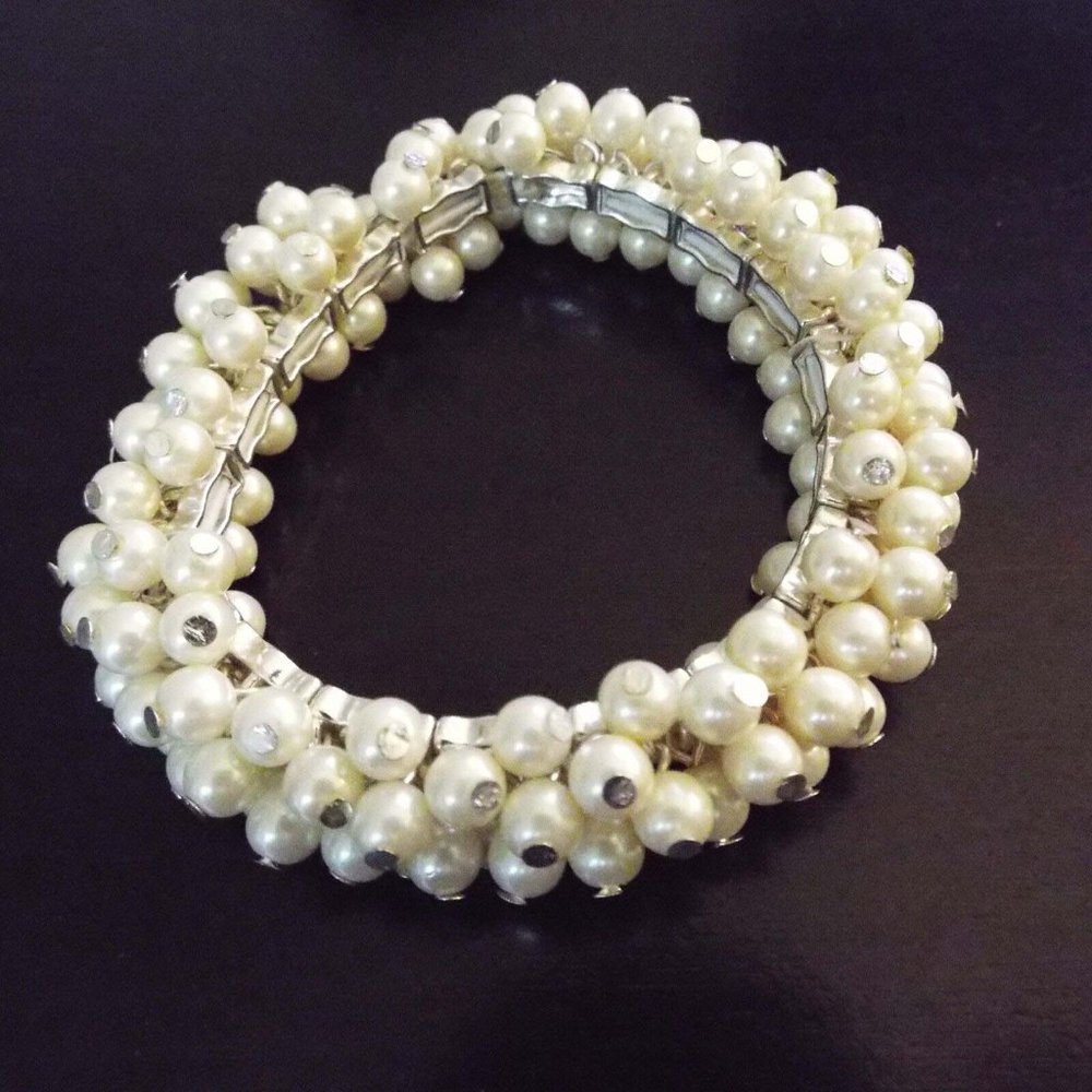 HUNDREDS OF FAUX CREAMY PERLS STRETCHY BRACELET 67